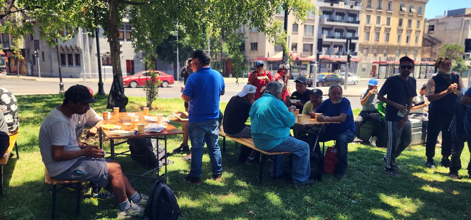 Comedor abierto de AMURT: mesas servidas en la plaza