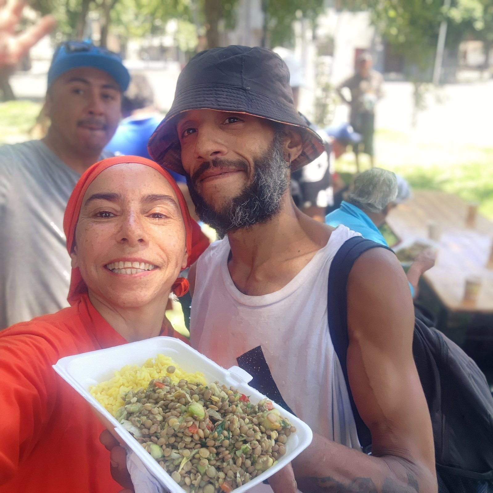 Un plato servido en la jornada de AMURT