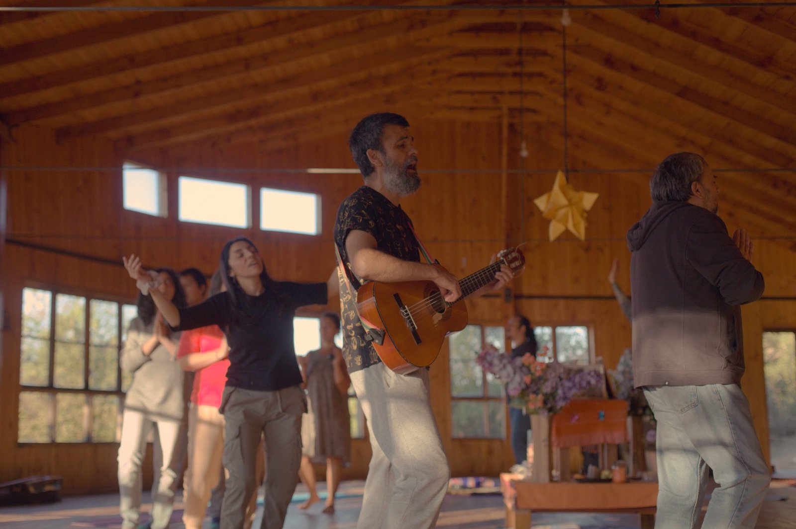 Kiirtan en la Unidad Maestra de Litueche: la comunidad cantando y danzando