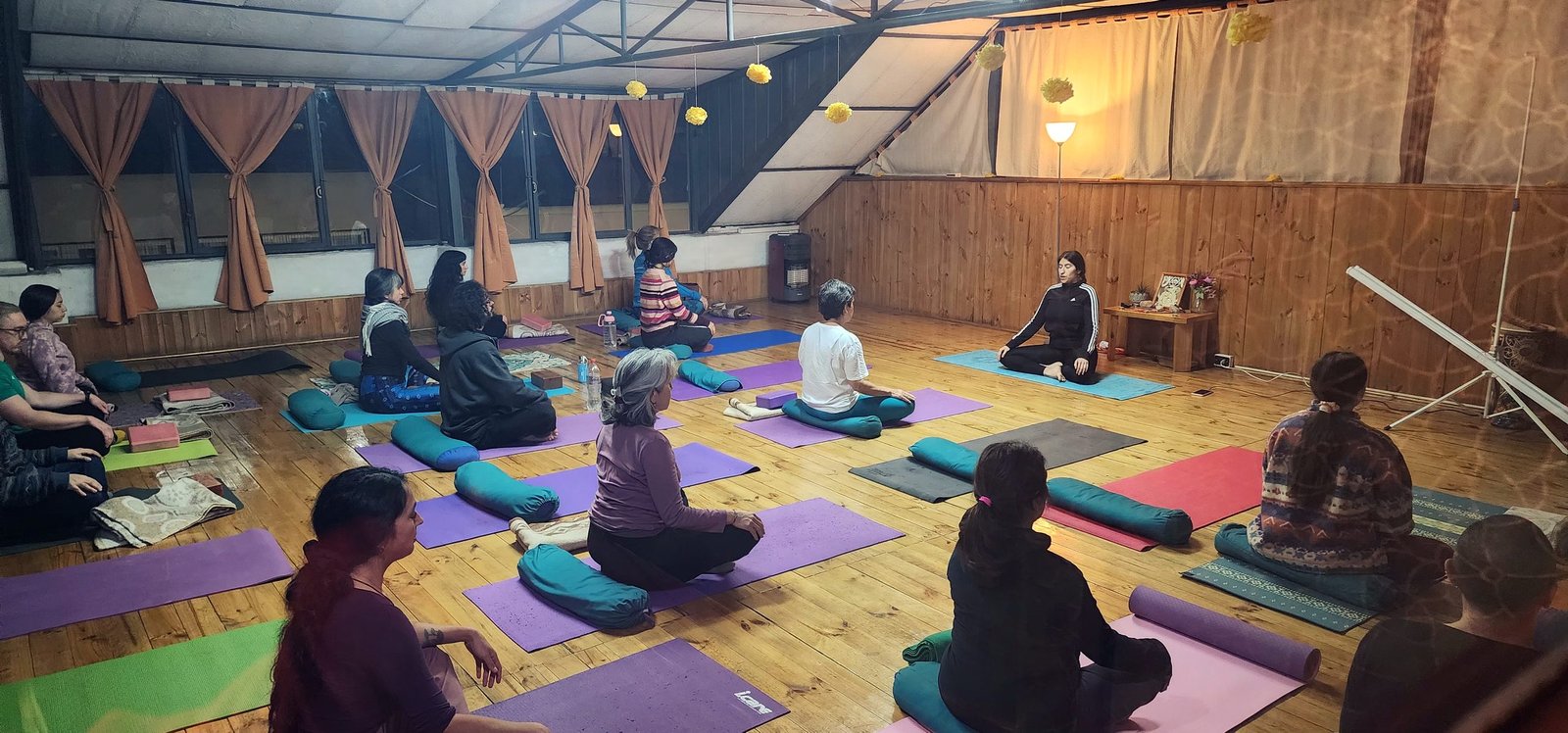 Meditación colectiva en el Jágrti de Santiago