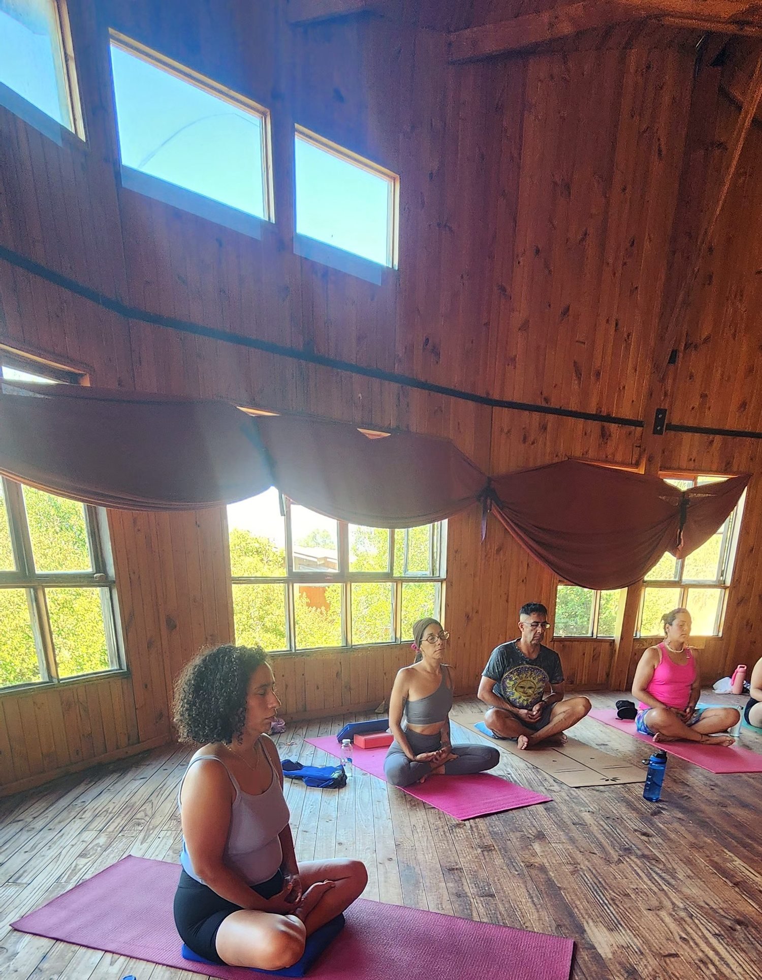 Meditación en grupo durante un retiro en la Unidad Maestra de Litueche