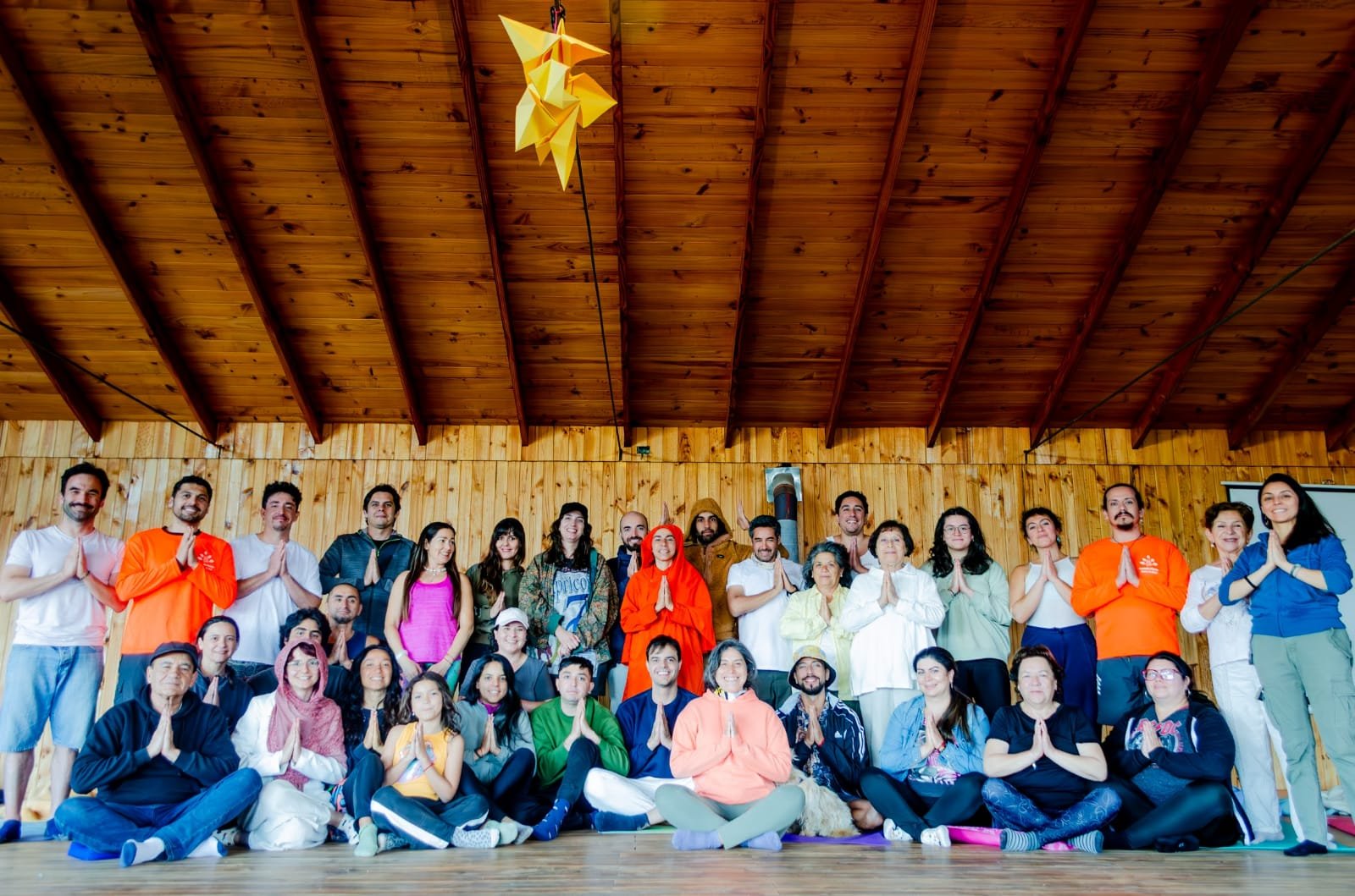 La comunidad de Ananda Marga Chile reunida, saludando con las manos en Namaskar